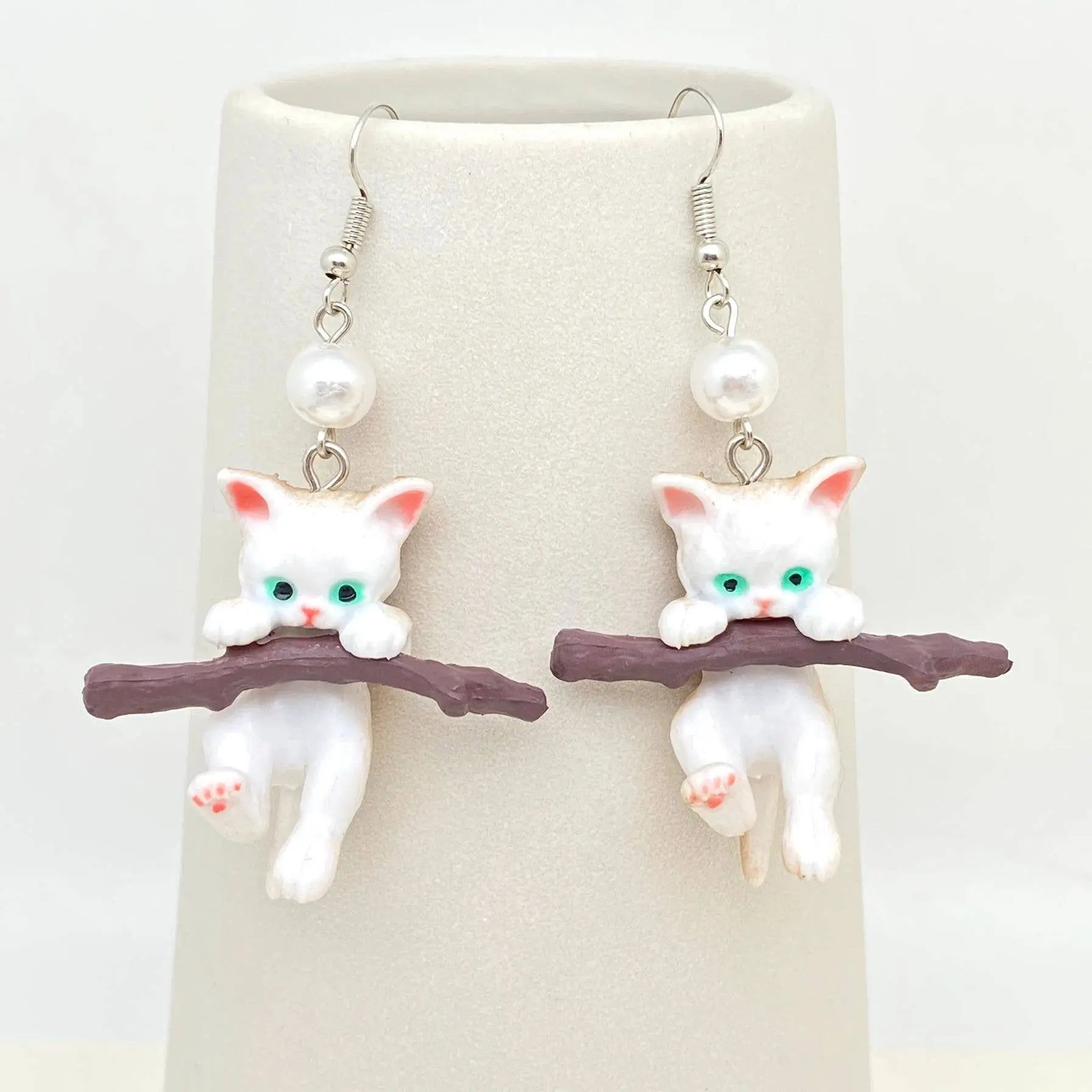 Branch White Cat Earrings Mio Queena