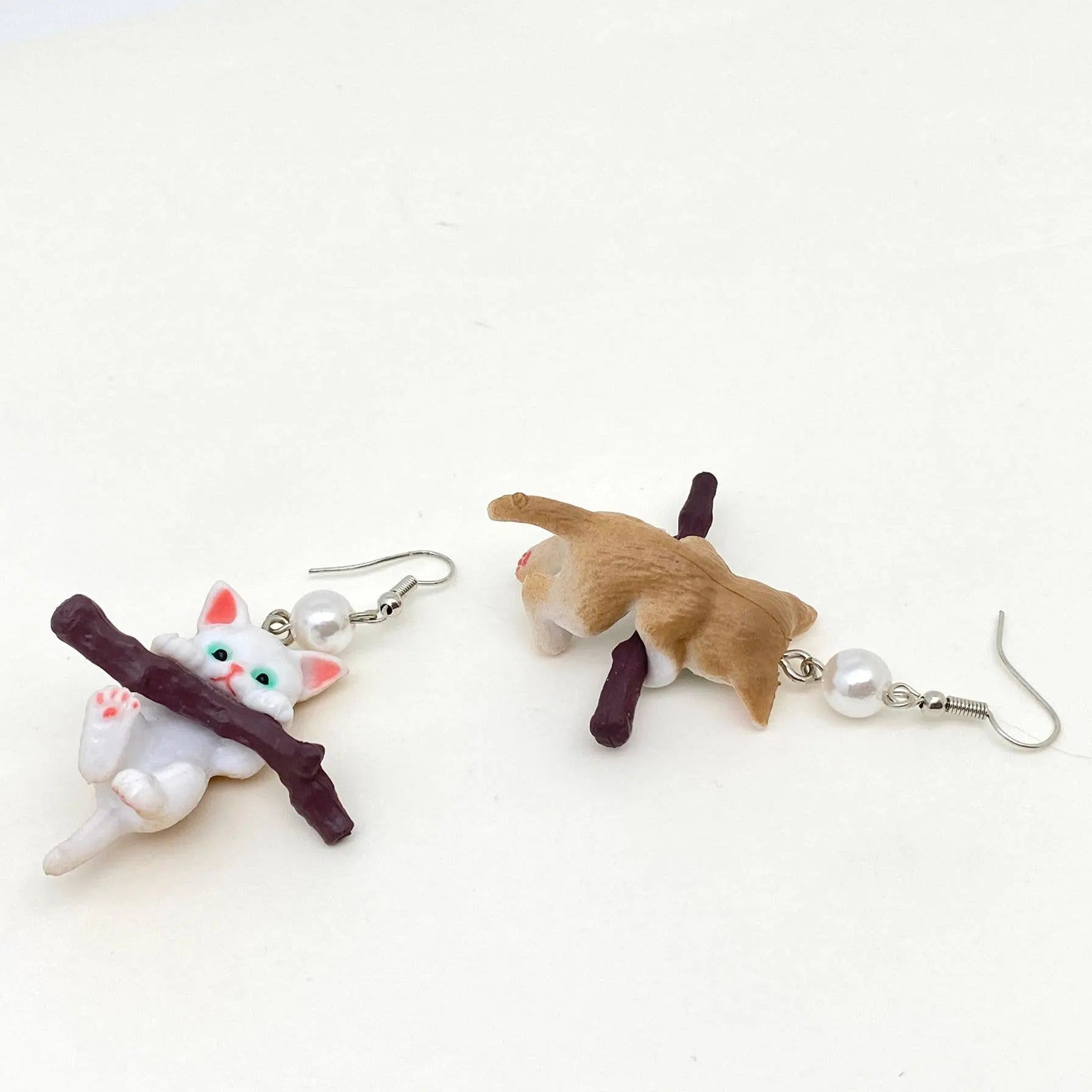 Branch White Cat Earrings Mio Queena