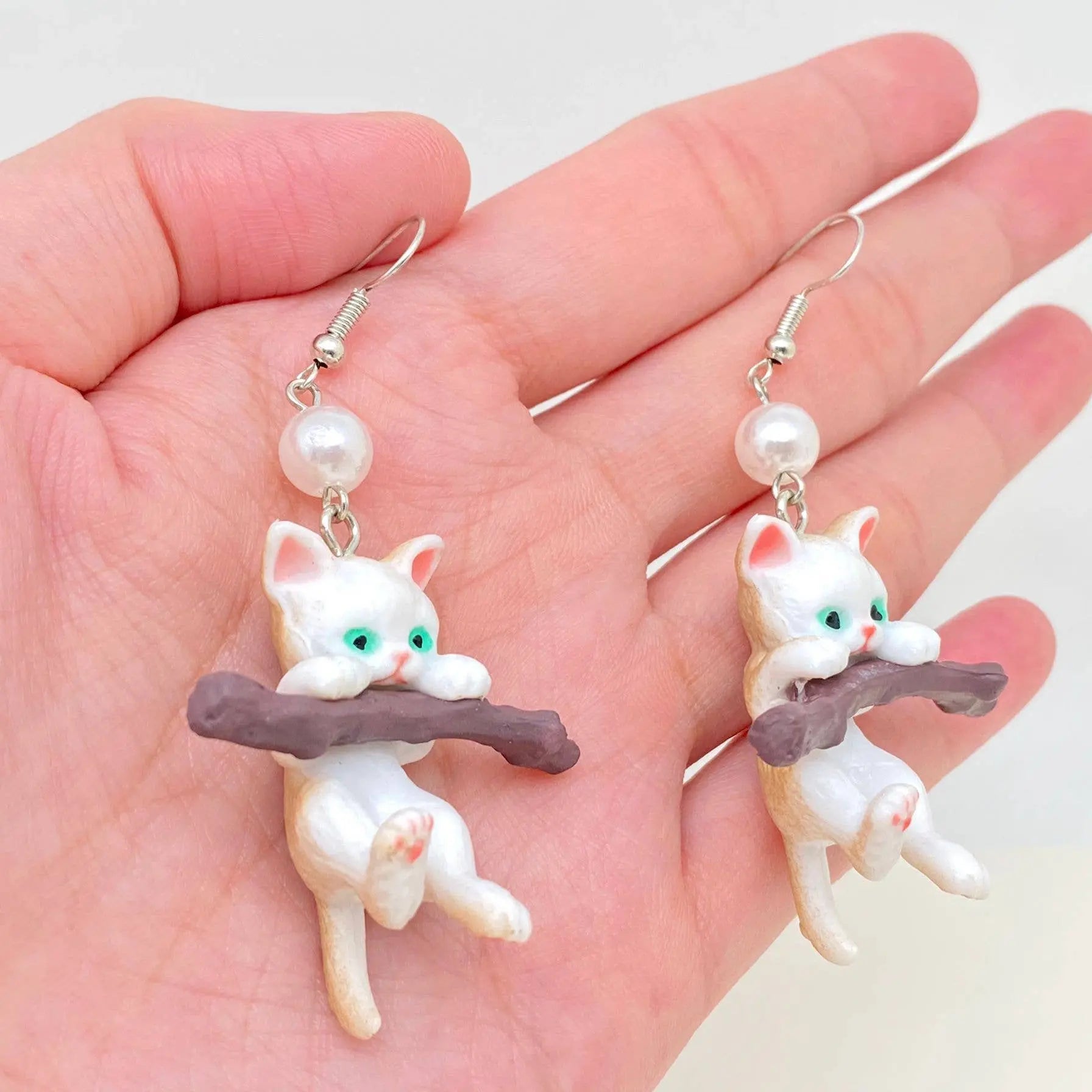 Branch White Cat Earrings Mio Queena